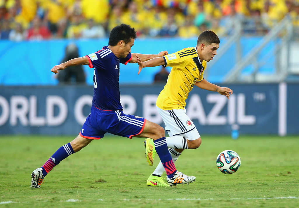 世欧预半场：麦克托米奈倒钩破门，苏格兰暂1-0丹麦（世预赛欧区半场：麦克托米奈倒钩建功，苏格兰暂以1-0领先丹麦）