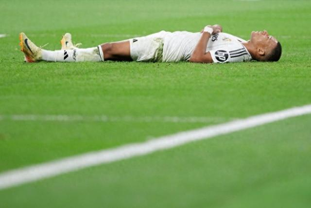 萨拉维亚：C罗是职业与坚持的标杆，梅西是不可复制的天才（萨拉维亚：C罗是职业态度与恒心的楷模，梅西是无法复制的天才）