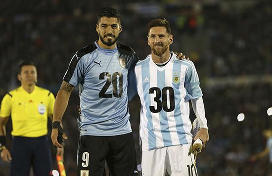 德国杯半场：斯特龙普夫乌龙+染红，斯图加特1-0十人波鸿（德国杯半场战报：斯特龙普夫乌龙+被罚下，十人波鸿0-1落后斯图加特）