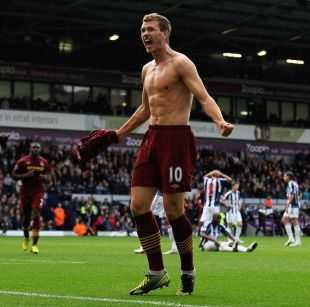 东西部得分王各砍10分，詹姆斯贡献劈扣，两队首节战平