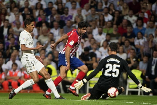 马卡：赫伊森最近状态明显下滑，但俱乐部依然对其充满信心（马卡：赫伊森近期表现下滑，俱乐部依旧信任他）